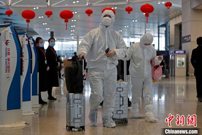 旅客身穿防护服在虹桥机场T2航站楼内行走着。 殷立勤 摄 旅客身穿防护服在虹桥机场T2航站楼内行走着。 殷立勤 摄