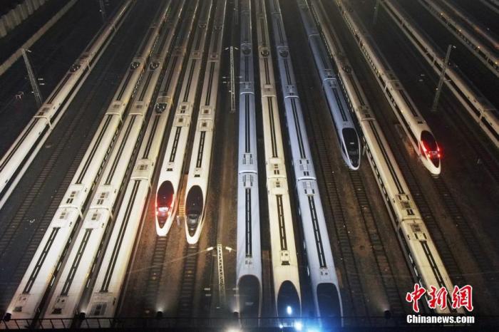 1月28日凌晨，江苏省南京市，停靠在南京南动车所存车线上的列车经过检修后准备出发。泱波 摄